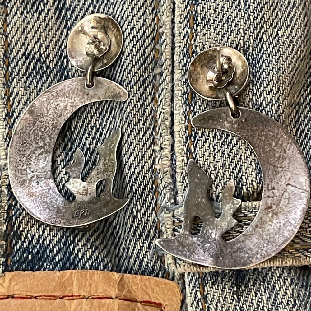 Native American vintage Silver Wolf Crescent Moon Earrings - Picture 3 of 10